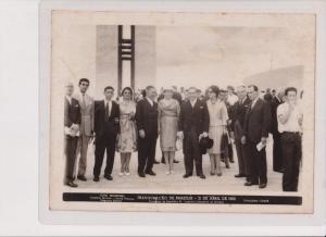 José Marcus Vinicius de Sousa, à época com 14 anos de idade, participa da cerimônia de fundação da cidade de Brasília, em 21 de abril de 1960. Marcus Vinicius é o terceiro da esquerda para a direita. À sua esquerda, ele tem ao seu lado uma tia e na sequência estão a mãe, Yolanda Gurgel Barroso de Lima de Souza, e o pai, o deputado federal José Colombo de Souza. Eles estão diante do edifício do Congresso Nacional que também estava sendo inaugurado na ocasião.